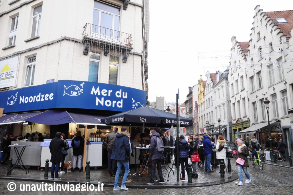 Street food di pesce in Place Sainte Catherine a Bruxelles