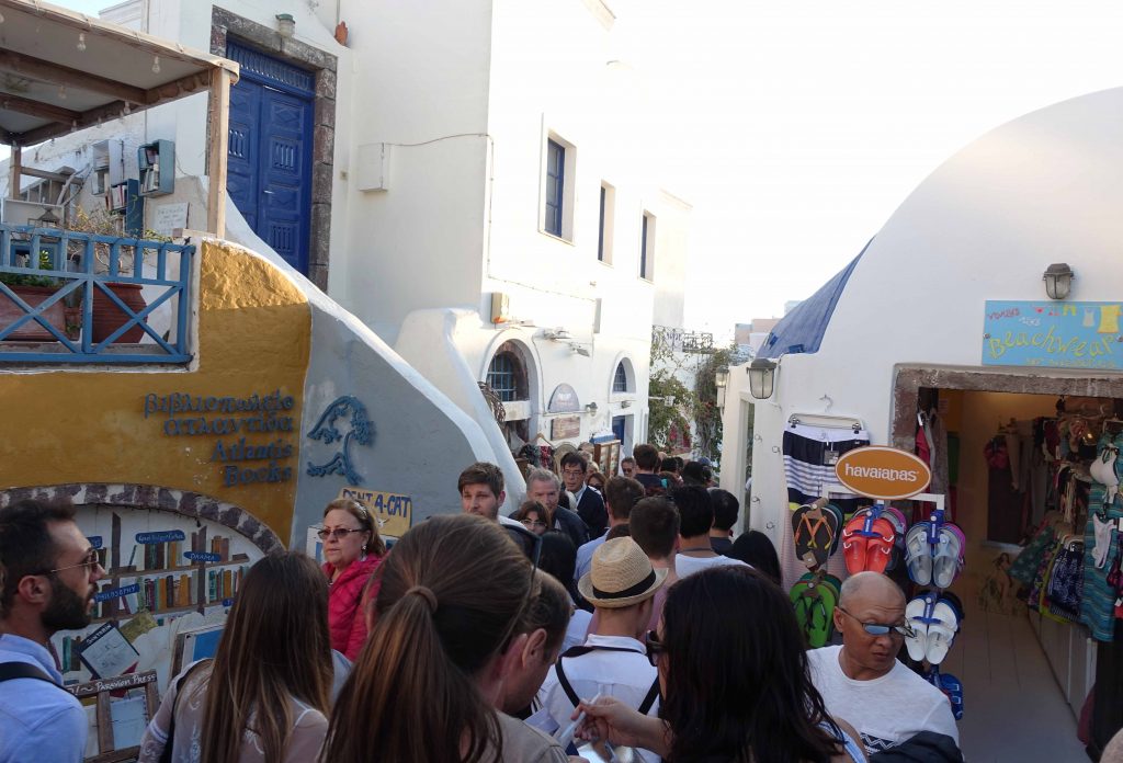 folla-a-oia-santorini