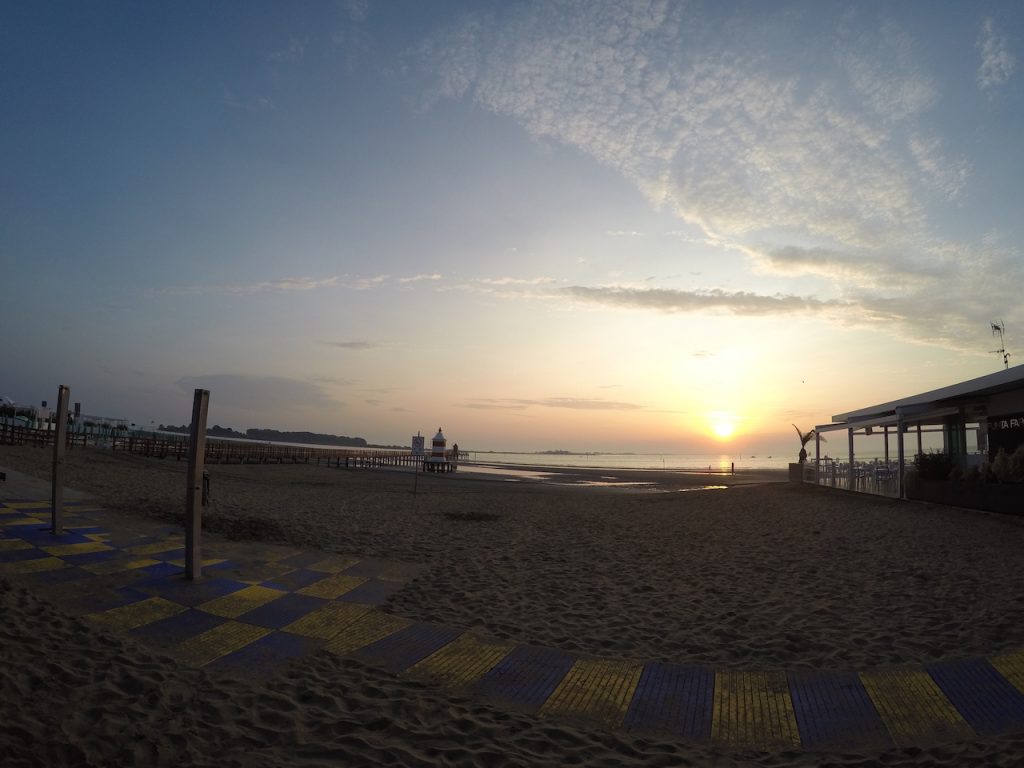 La spiaggia del faro all'alba